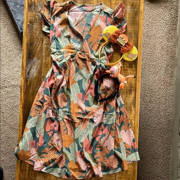 Disney’s Animal Kingdom Outfit - Picture 1 of 4